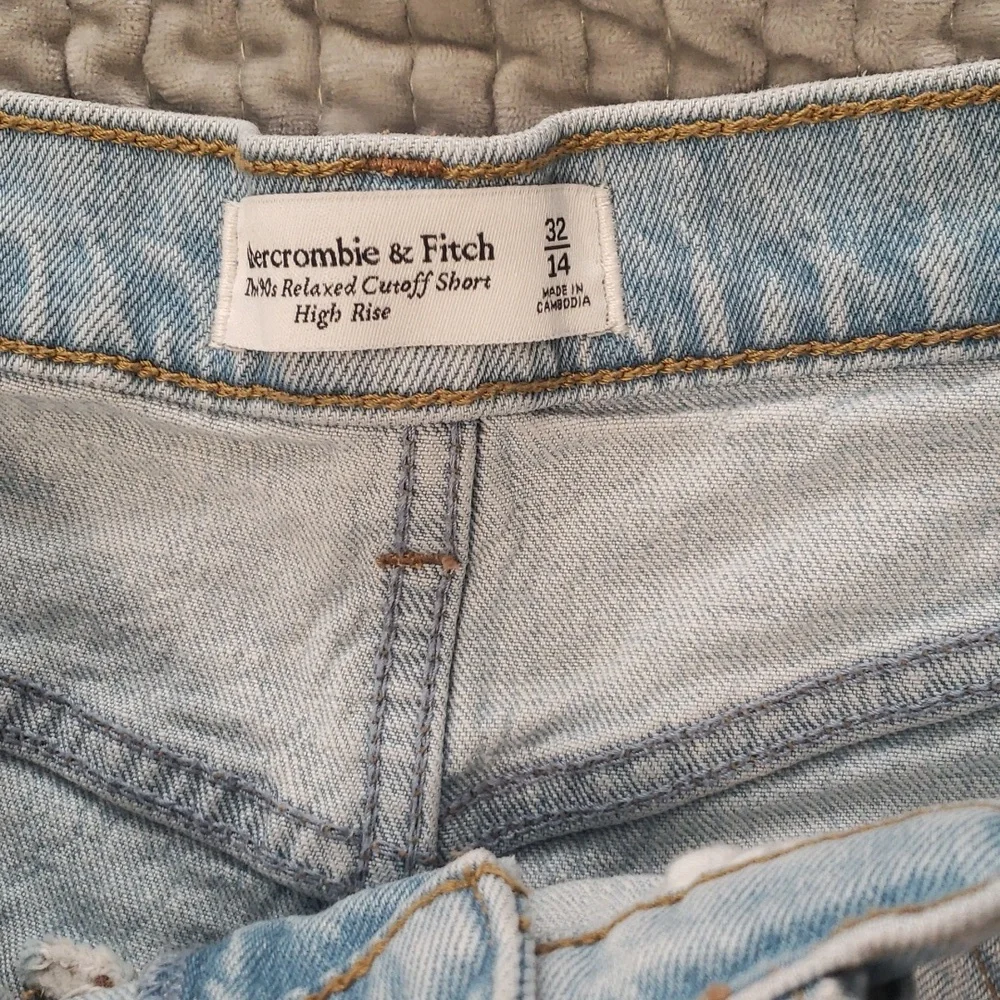 Abercrombie and Fitch The 90s Relaxed Cutoff, High Rise - Picture 5 of 7